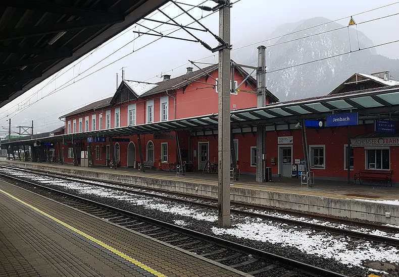 Met de trein naar het Zillertal is heel makkelijk. Op station Jenbach, aan de ingang van het Zillertal, stoppen ook internationale treinen. © Nico van Dijk / Wintersportoostenrijkgids.nl