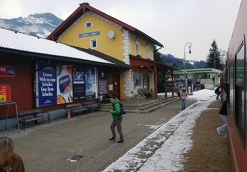 Het station van Fügen in het Zillertal. © Nico van Dijk / Wintersportoostenrijkgids.nl