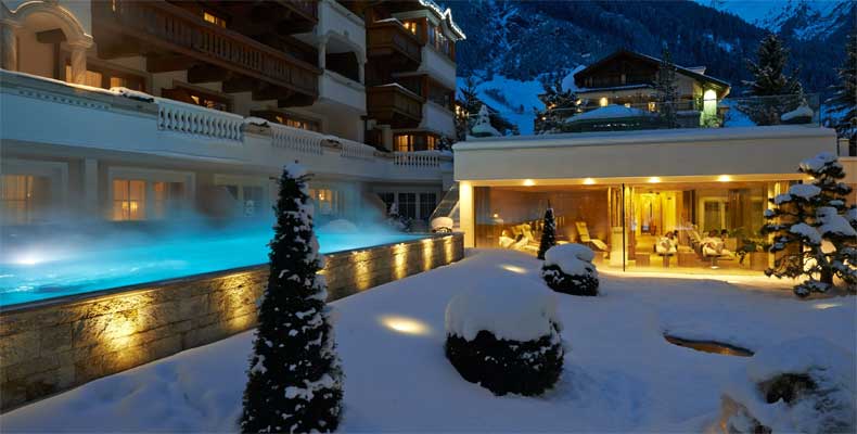 De outdoor-pool en de wellness van Het Trofana Royal 5* Superior Hotel biedt uitzicht op de bergen rondom Ischgl. © Gourmet & Relax Resort Trofana Royal SUPERIOR
