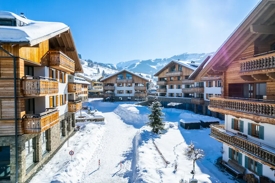 Wintersport in Oostenrijk met Landal: Vijf familievriendelijke bestemmingen | WintersportOostenrijkGids.nl Landal Maria Alm bestaat uit luxe appartementen aan de rand van het dorp Maria Alm in skigebied Hochkönig. © Gert Perauer / Landal