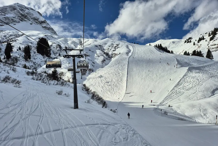 Puur genieten op en naast de piste in Warth-Schröcken. © WintersportOostenrijkgids.nl