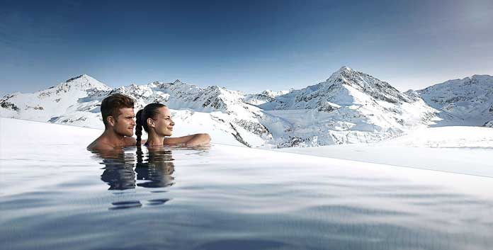 Wellness in Kühtai: Vanuit de 100 meter lange Endless Infinity Pool heb je prachtig zicht op de bergen. 