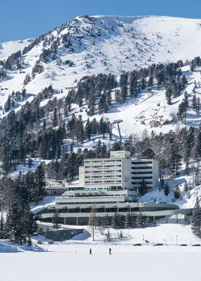 Het Panoramahotel in Turracher Höhe ligt aan het meer. © Summit Travel.