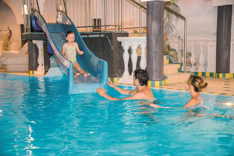 In de family indoor pool is ook een waterglijbaan. © Wellnessresidenz Schalber