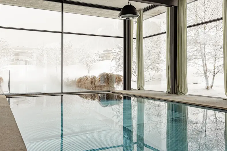 Designhotel Wiesergut Hinterglemm start winter met nieuwe luxe suites en gym | WintersportOostenrijkGids.nl Ook in het binnenzwembad kun je genieten van het uitzicht op het winterlandschap © Klaus Peterlin