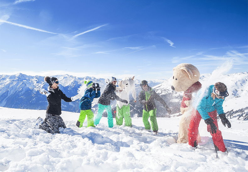 Sneeuwballen gooien met mascottes Kogel-Mogel en Kogel-Mia © Wildkogel-Arena Neukirchen & Bramberg