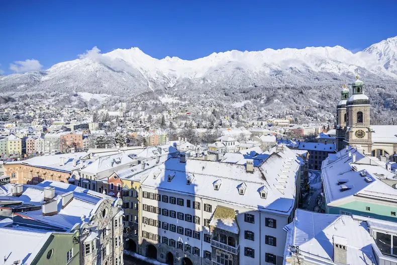 Op vakantie in Innsbruck kun je een skivakantie en een stedentrip heel makkelijk combineren. Midden onder het Goldene Dach. © Innsbruck Tourismus / Tommy Bause