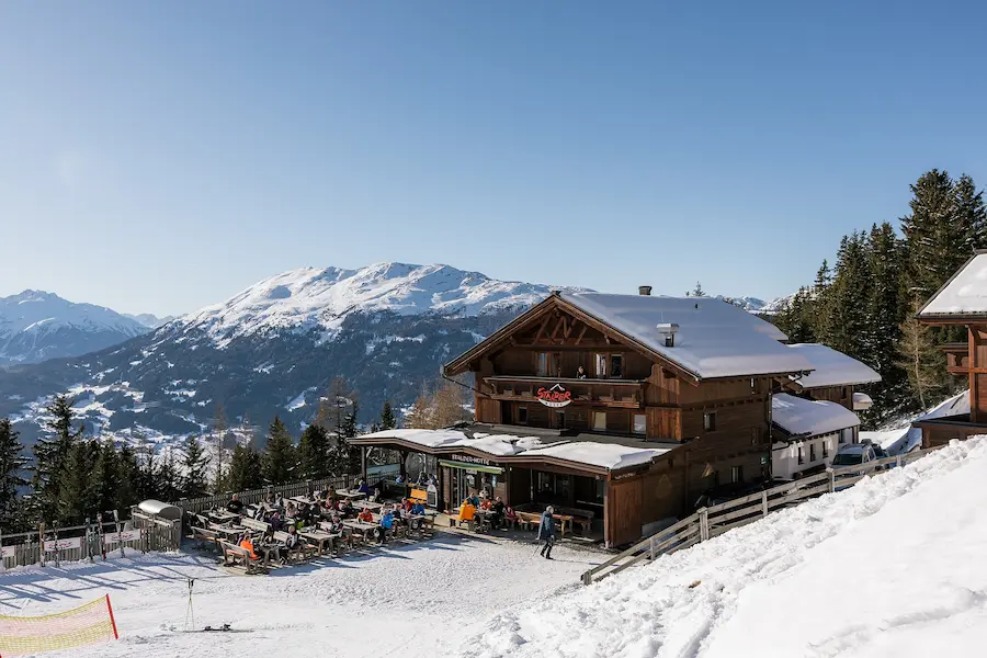 Skigebied Hochzeiger: fijn familieskigebied in het Pitztal | WintersportOostenrijkGids.nl In pistenrestaurant Stalderhütte worden ook kamers verhuurd. © TVB Pitztal/ Severin Wegener