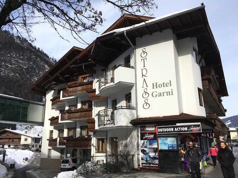 Hotel Garni Strass in het centrum van Mayrhofen ligt naast de Penkenbahn. © Summit Travel