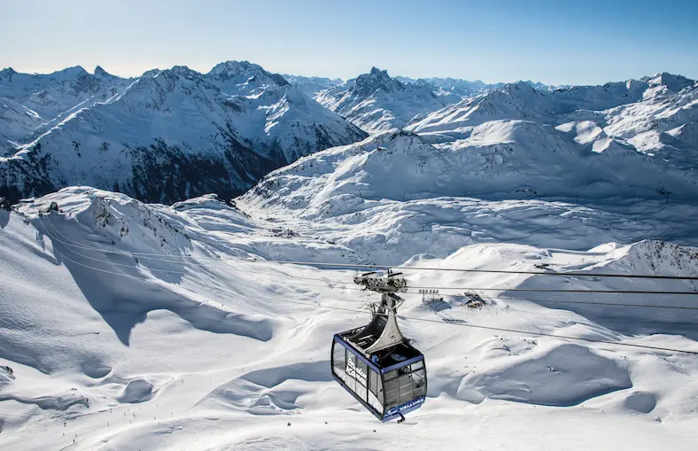 Op wintersport in Sankt Christoph am Arlberg, het hoogste dorp van Ski Arlberg | WintersportOostenrijkGids.nl Vanuit Sankt Christoph am Arlberg zit je zo met de Vallugabahn op de Valluga, de hoogste berg van Ski Arlberg © Ski Arlberg / Peter Koren.