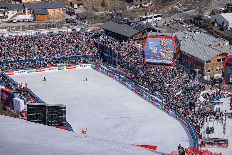 Wereldkampioenschap skiën 2025 in Saalbach-Hinterglemm, skigebied blijft volledig open | WintersportOostenrijkGids.nl Tijdens het wereldkampioenschap alpine skiën n Saalbach-Hinterglemm moet je tickets kopen voor de finishzone. Langs het parcours kun je echter gratis naar de wedstrijd kijken. © Saalbach.com / Andreas Putz