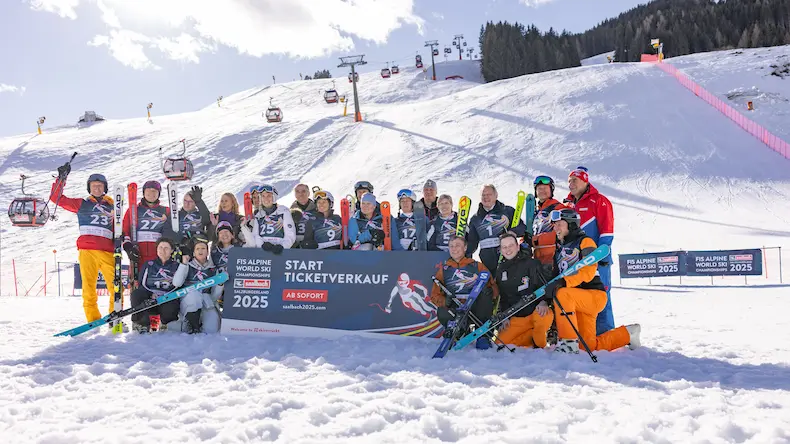 In Saalbach wordt met oud-kampioenen uit 1991 afgeteld naar het WK Alpineskiën in 2025. De Nederlandse bandenproducent Vredestein is hoofdsponsor. © saalbach.com / Andreas Putz 