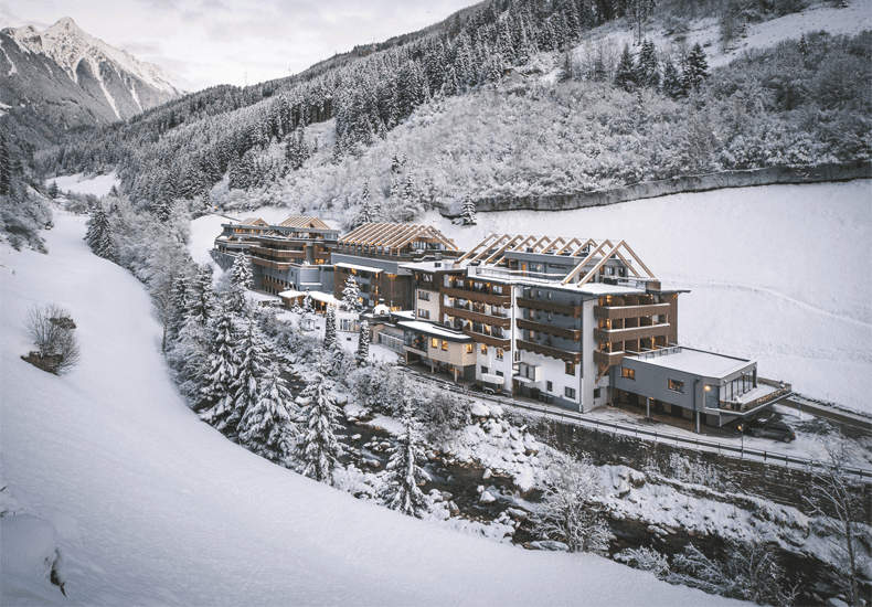 Het luxe ZillergrundRock Luxury Mountain Resort ligt op 2 autominuten van Mayrhofen, maar je waant je in een compleet andere wereld. © Medien-Jäger / ZillergrundRock