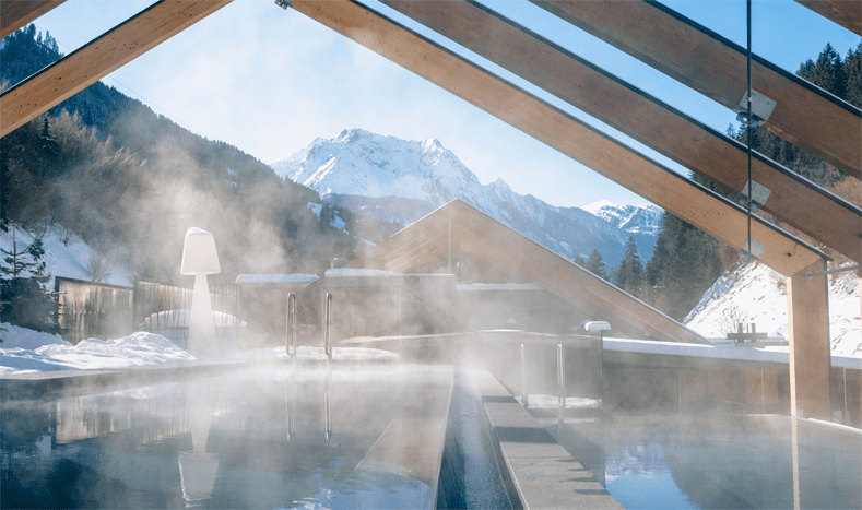 De Sky Pool op het dak van het ZillergrundRock Luxury Mountain Resort is een van de vele blikvangers. © ZillergrundRock Luxury Mountain Resort 