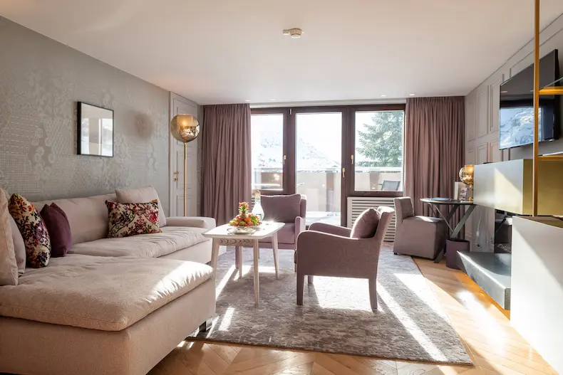 Hotellegende Der Zürserhof: 'quiet luxury' en traditie in Ski Arlberg | WintersportOostenrijkGids.nl Executive suite Deluxe © Dominik CINI / Hotel Zürserhof