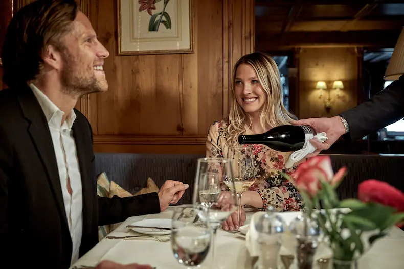 Hotellegende Der Zürserhof: 'quiet luxury' en traditie in Ski Arlberg | WintersportOostenrijkGids.nl Geniet met je lief van fine dining. Voor kinderen biedt Der Zürserhof speciale gezonde kindermaaltijden. © Dominik Cini / Hotel Zürserhof