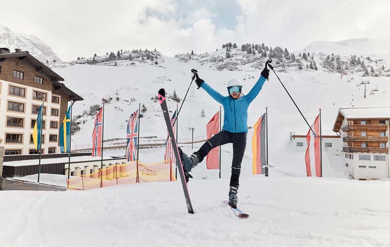 Geniet van voorjaarsskiënin Ski Arlberg en boek het 5 sterren ski in ski out hotel Zürserhof in Zürs am Arlberg. © Dominik CINI / Hotel Zürserhof