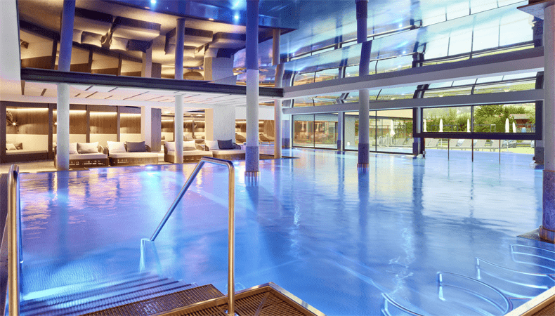 Het nieuwe zwembad van het Alpenrose Familux Resort in Lermoos in de Zugspitz Arena. © Michael Huber / Alpenrose Familux Resort Lermoos